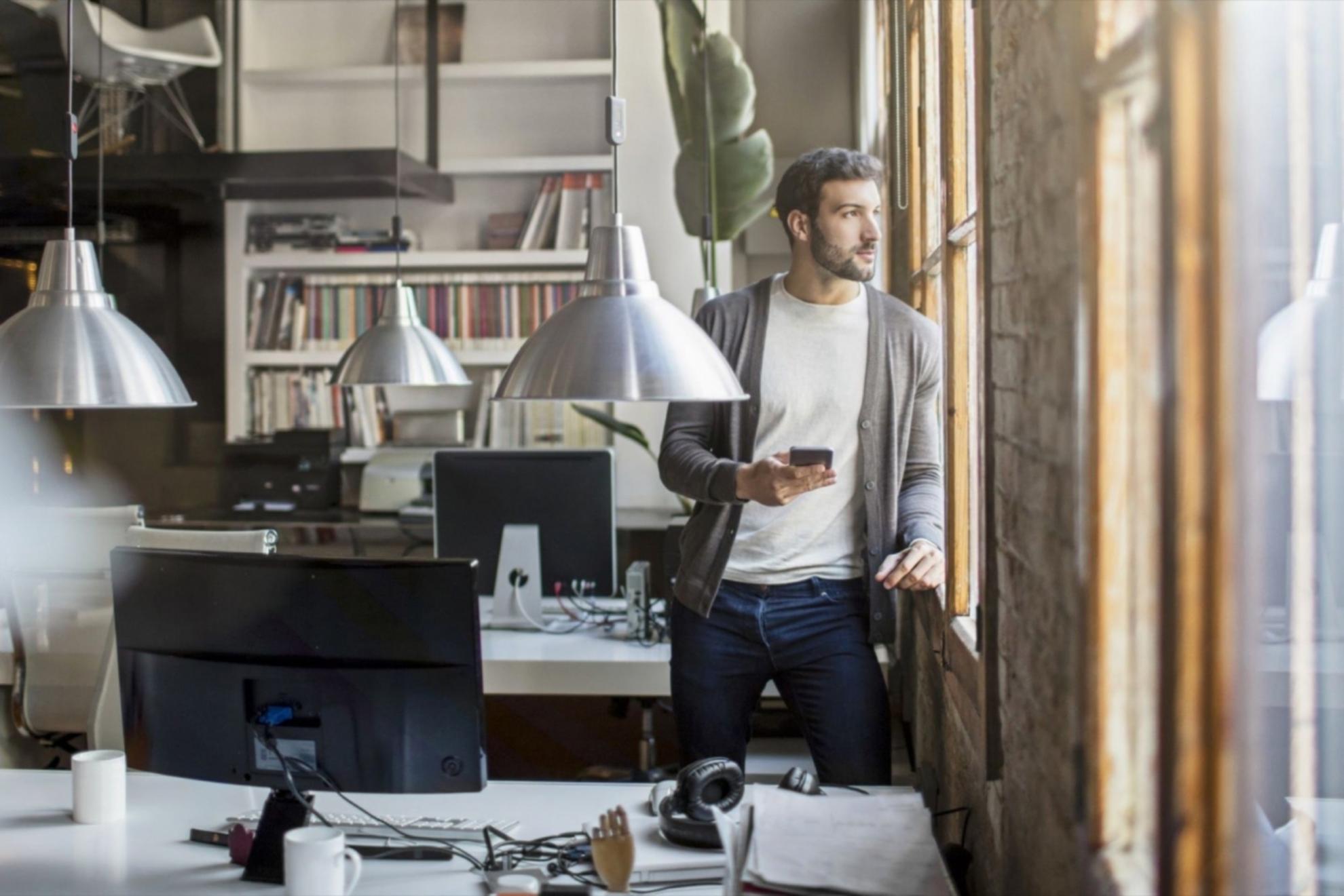 Teilnehmerin nutzt interaktive Analysewerkzeuge auf der Yorathenexi-Plattform